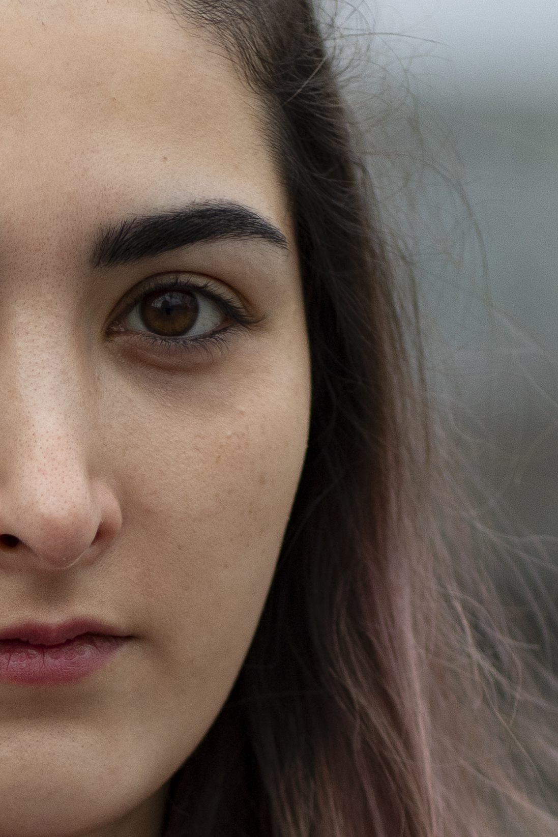 Nahaufnahme eines Gesichts (halbes Porträt) – Symbolbild für Freiwilligenarbeit und Begegnung.