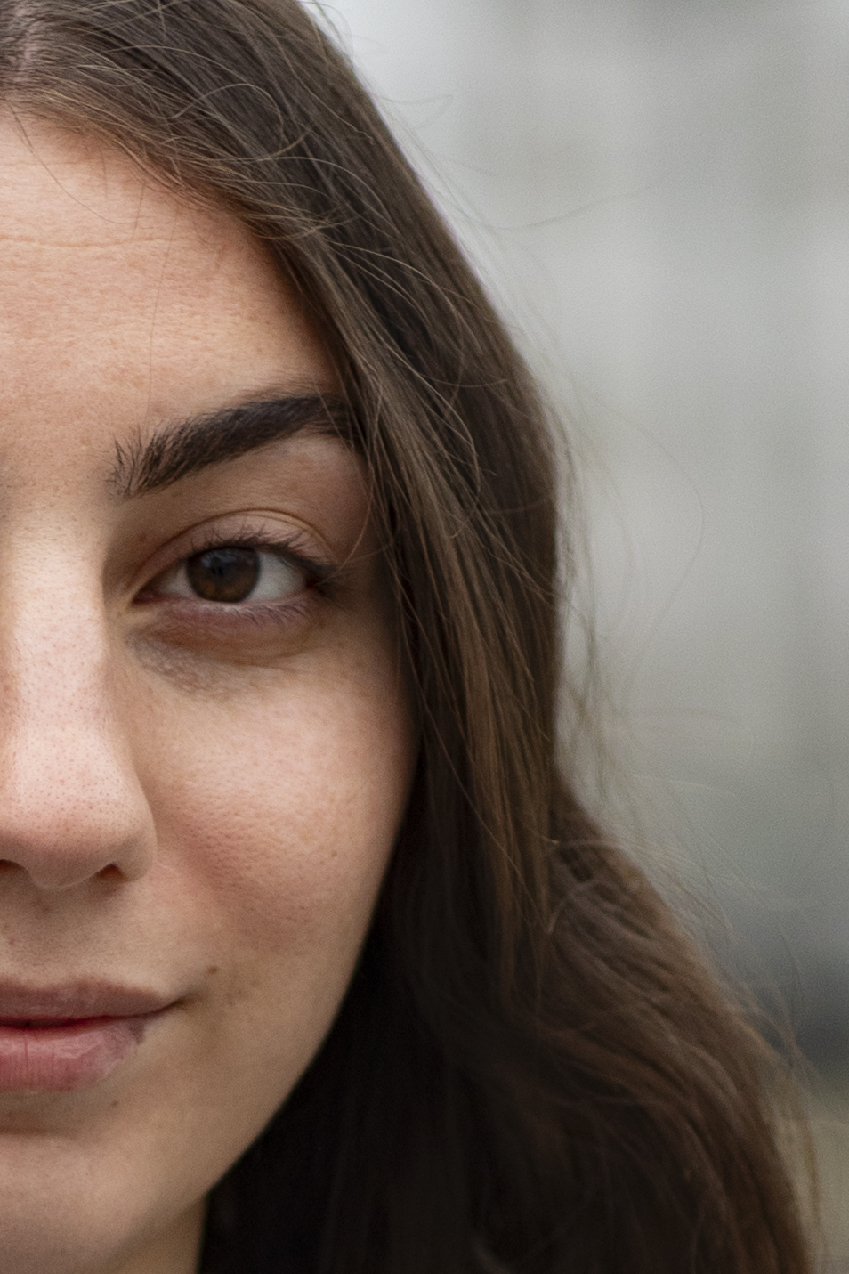 Halbes Porträt einer Frau – Symbolbild für Sozialdienste und langfristige Integration.