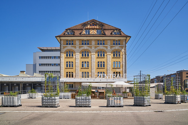 Foto eines Gebäudes am Zentrale Areal (Pratteln) bei blauem Himmel – Standortbild von zRächtCho NWCH.